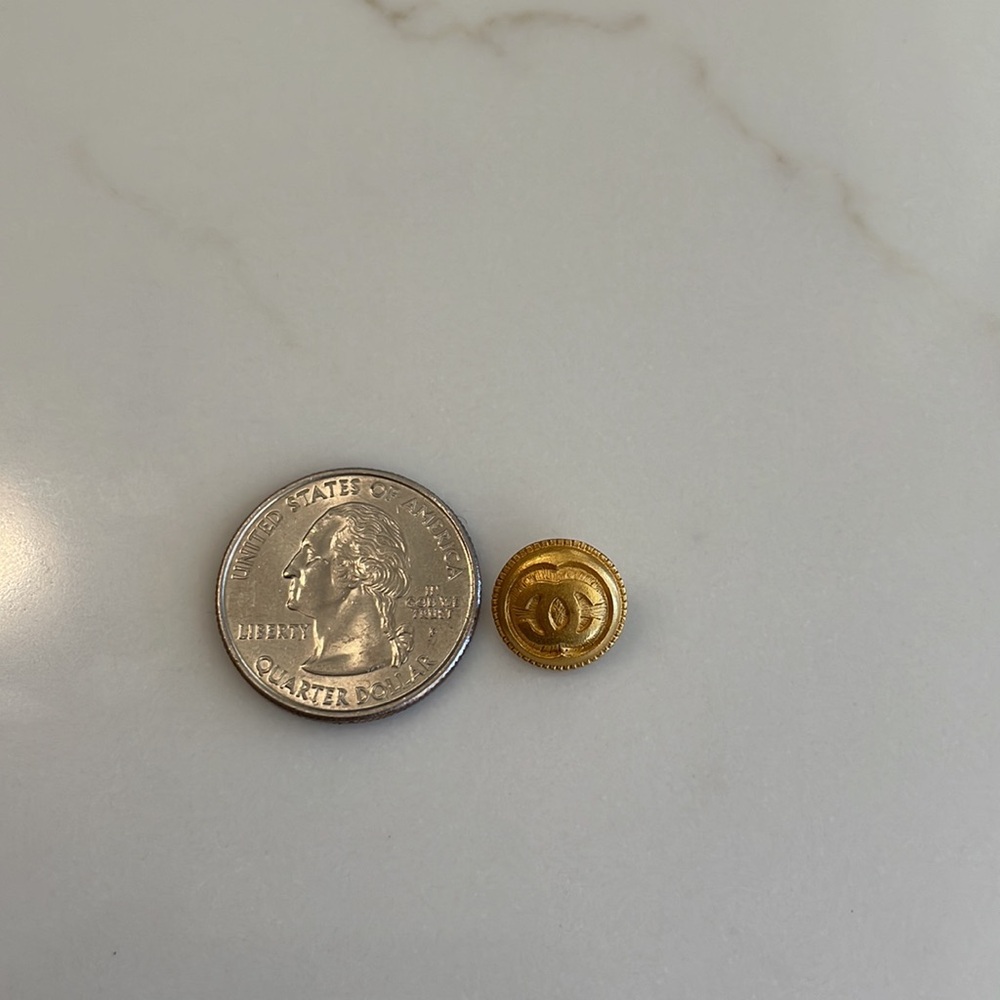 CHANEL Gold Emblem Button - Picture 5 of 6